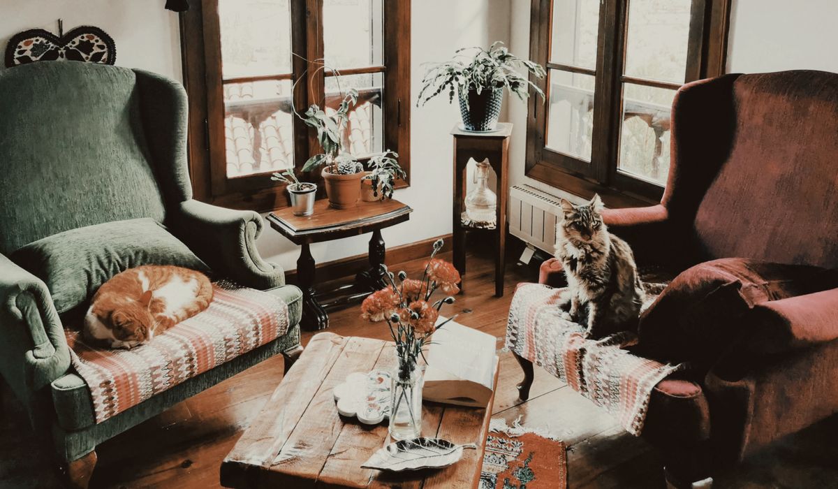 How to Mix Antique and Modern Pieces with Confidence